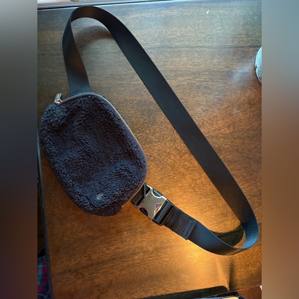 LULULEMON “EVERYWHERE” BELT BAG in fleece/sherpa
